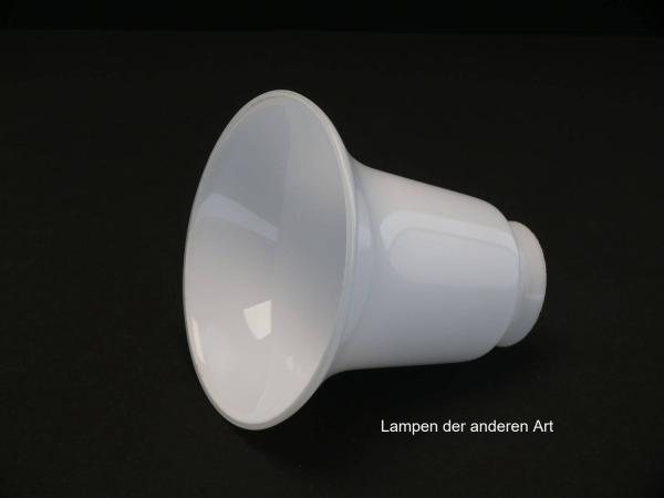 Jugendstil Lampenschirm gebraucht, Glas opal weiß, glänzend, glatte Wandung, aufgezogene Zylinderform, Ersatzglas für alte Lampen, D: ca.13,5cm, H: ca.12cm, Glashalter Griffrand Ø6cm, seitlich