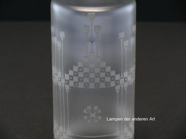 Jugendstil Lampenschirm gebraucht, antikes Glas grau satiniert, rundum mit Ätzdekor verziert, gerader Zylinder mit kurzem Dorn im Boden, Ersatzglas für alte Lampen, D: ca.8,5cm, H: ca.16,5cm, Glashalter Griffrand Ø8cm, Detail schwarzer Punkt