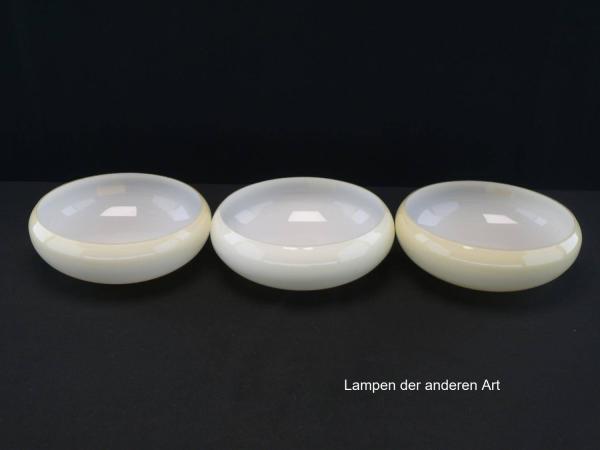 3-er Set Art Deco Lampenschale gebraucht, Glas, hellgelb außen, weiß innen, glatte glänzende Oberfläche, Nostalgie Ersatzglas, D: ca.19,5cm, H: ca.7cm, ohne Glashalter Griffrand, Loch  Ø45mm, Detail 3-er Set