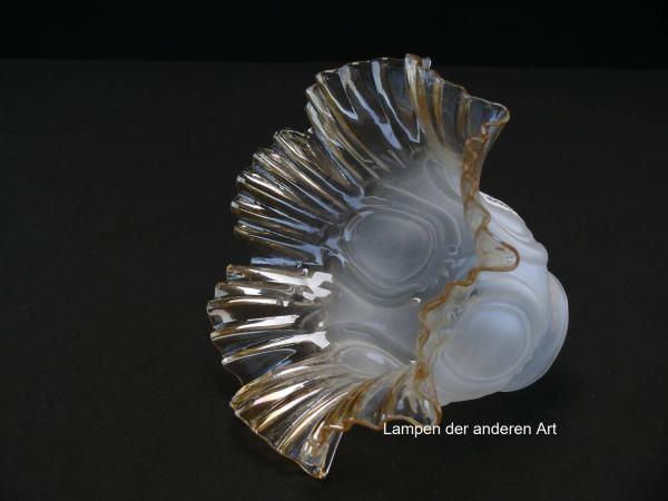 Jugendstil Lampenschirm gebraucht, unterhalb der Schulter satiniertes Glas, übergehend in den aufgezogenen gefälteten Rand aus honigfarbenem Klarglas, Ersatzglas für alte Lampen, D: ca.17cm, H: ca.9cm, Glashalter Griffrand Ø6cm, seitlich