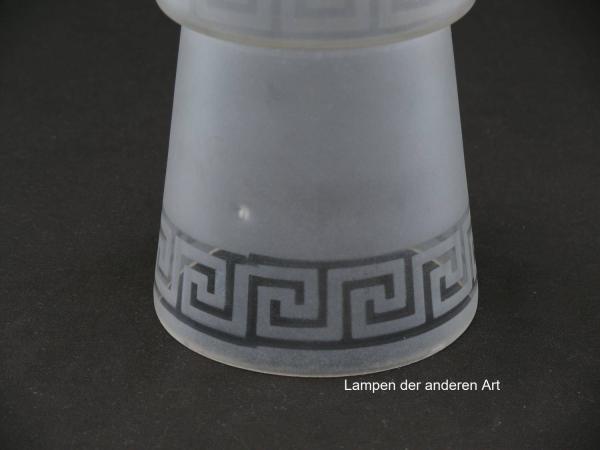 Art Deco Lampenschirm gebraucht, satiniertes Glas, überstehende Schulter mit Mäandermuster, leicht konisch geweiteter Zylinder im unteren Teil ebenfalls Mäandermuster, Nostalgie Ersatzglas für alte Lampen, Griffrand Ø6cm, Detail Glasfehler