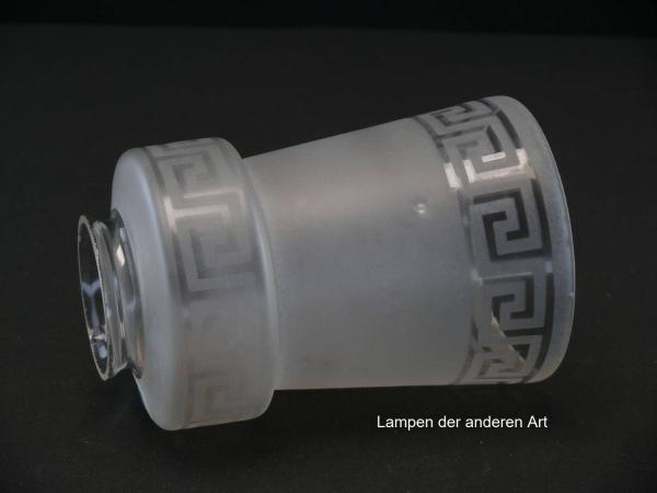 Art Deco Lampenschirm gebraucht, satiniertes Glas, überstehende Schulter mit Mäandermuster, leicht konisch geweiteter Zylinder im unteren Teil ebenfalls Mäandermuster, Nostalgie Ersatzglas für alte Lampen, Griffrand Ø6cm, liegend