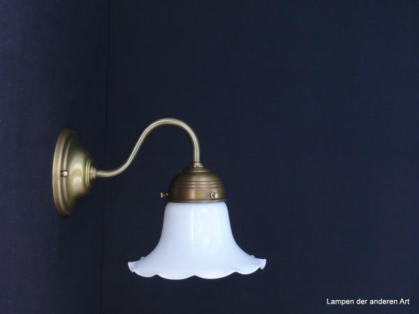 Schlichte Jugendstil Wandlampe aus Messing hell patiniert mit weißem Blütenschirm 1xE27/60W nach unten