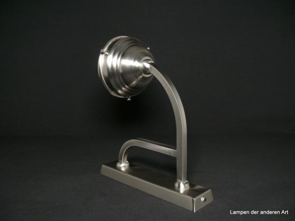 typische Art Deco Wandleuchte aus Messing, Ausführung Nickel matt, schöner matter Silberglanz,  rechteckige langgestreckte Wandplatte, 1x E27/40W, von unten