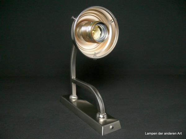 typische Art Deco Wandleuchte aus Messing, Ausführung Nickel matt, schöner matter Silberglanz,  rechteckige langgestreckte Wandplatte, 1x E27/40W, Detail Fassung