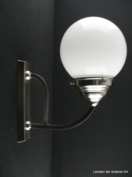 typische Art Deco Wandleuchte Messing, Ausführung Nickel matt, schöner matter Silberglanz, geschlossenen Kugel, gefertigt aus opal weißem Überfangglas, 1xE27/40W, nach oben