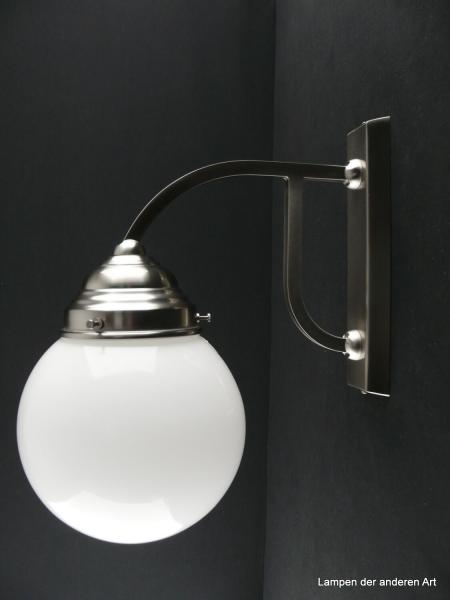 typische Art Deco Wandleuchte Messing, Ausführung Nickel matt, schöner matter Silberglanz, geschlossenen Kugel, gefertigt aus opal weißem Überfangglas, 1xE27/40W
