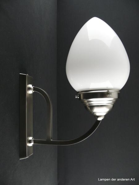 typische Art Deco Wandleuchte Messing, Ausführung Nickel matt, schöner matter Silberglanz, geschlossene Zapfe, gefertigt aus opal weißem Überfangglas, 1xE27/40W, nach oben