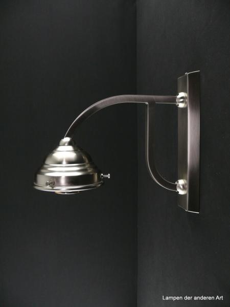 typische Art Deco Wandleuchte aus Messing, Ausführung Nickel matt, schöner matter Silberglanz,  rechteckige langgestreckte Wandplatte, 1x E27/40W