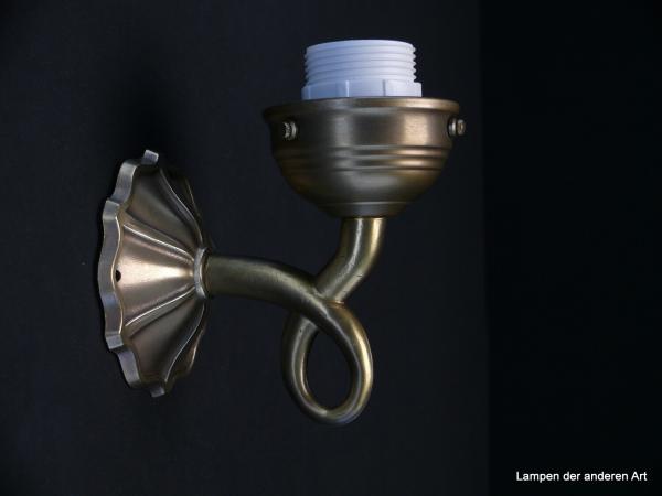 Kleine kurze verspielte Jugendstil-Wandleuchte mit floralen Elementen, detailreicher hochwertiger Messingguss mit heller  Patina, Fassung E27/40W, Höhe: 12cm, Breite: 9cm, nach oben