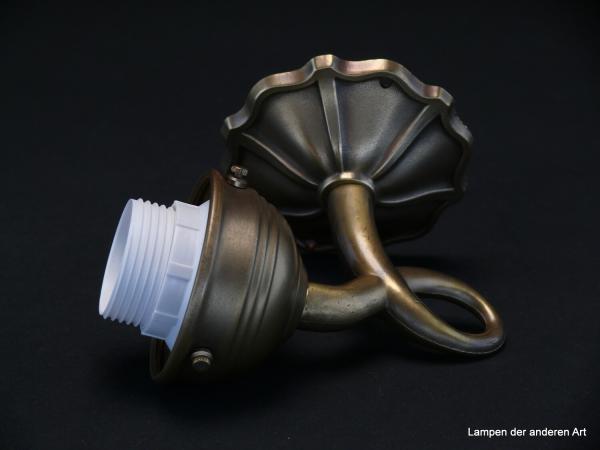 Kleine kurze verspielte Jugendstil-Wandleuchte mit floralen Elementen, detailreicher hochwertiger Messingguss mit heller  Patina, Fassung E27/40W, Höhe: 12cm, Breite: 9cm, liegend