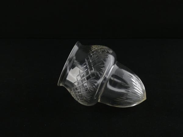 Jugendstil Lampenschirm gebraucht, Klarglas mit Kerbschliff, zweigeteilte Form, oberer Teil bauchig mit geschliffenen Rauten, unterer Teil zapfenförmig mit geschliffenen Strahlen, Nostalgie Ersatzschirm D: 9,5cm, H: 12cm, Griffrand 8cm, liegend