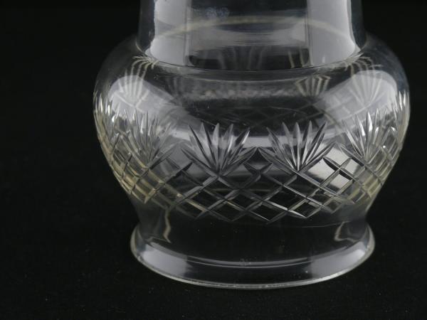 Jugendstil Lampenschirm gebraucht, Klarglas mit Kerbschliff, zweigeteilte Form, oberer Teil bauchig mit geschliffenen Rauten, unterer Teil zapfenförmig mit geschliffenen Strahlen, Nostalgie Ersatzschirm D: 9,5cm, H: 12cm, Griffrand 8cm, Detail Schliff