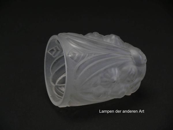 antiker Lampenschirm gebraucht, Frankreich, satiniertes Pressglas, ohne Griffrand, Loch 30mm - gemessen 28mm, D: ca.9cm, H: ca.12,5cm, seitlich