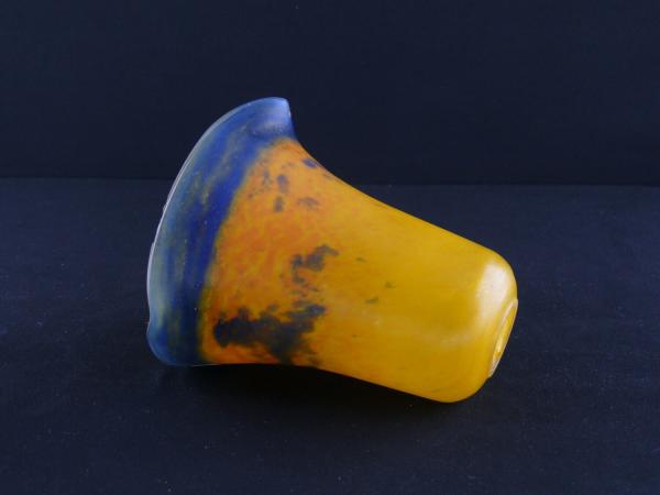 Jugendstil Lampenschirm gebraucht, Blütenkelch leicht geweitet, mehrfarbiges Glas pate de verre, Schirmhals gelb, untere Wandungszone Farbspiel in gelb,orange,blau, blauer Rand, Nostalgie Ersatzschirm D: 12cm, H: 13cm,  Loch 28mm, liegend