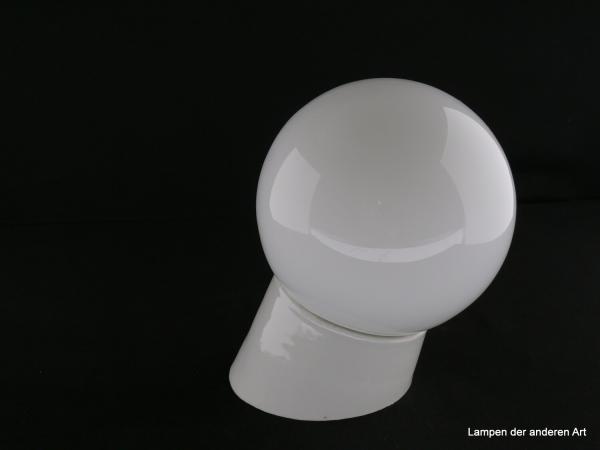 Keller- oder Stallarmatur für die Wand. mit Kugelglas opal. Fassung E27. Guter Zustand.Ausladung 20cm , Glas D=15cm. Dichtring vom Glas fehlt.