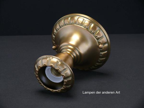 Jugendstil-Deckenlampenspot, Messing patiniert, originale E27-Messingfassung, becherförmige Kapsel als Blütenkelch, Glühlampe stellt die Blüte dar, seitlich