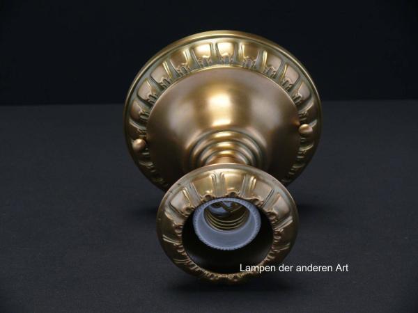 Jugendstil-Deckenlampenspot, Messing patiniert, originale E27-Messingfassung, becherförmige Kapsel als Blütenkelch, Glühlampe stellt die Blüte dar, liegend