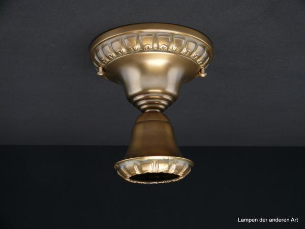 Jugendstil-Deckenlampenspot, Messing patiniert, originale E27-Messingfassung, becherförmige Kapsel als Blütenkelch, Glühlampe stellt die Blüte dar