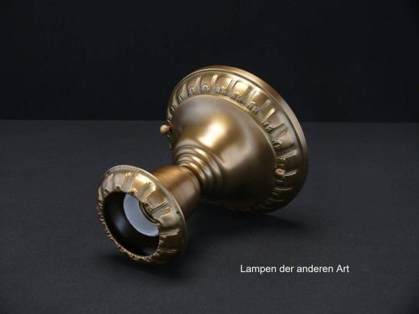 Jugendstil-Deckenlampenspot, Messing patiniert, originale E27-Messingfassung, becherförmige Kapsel als Blütenkelch, Glühlampe stellt die Blüte dar, seitlich
