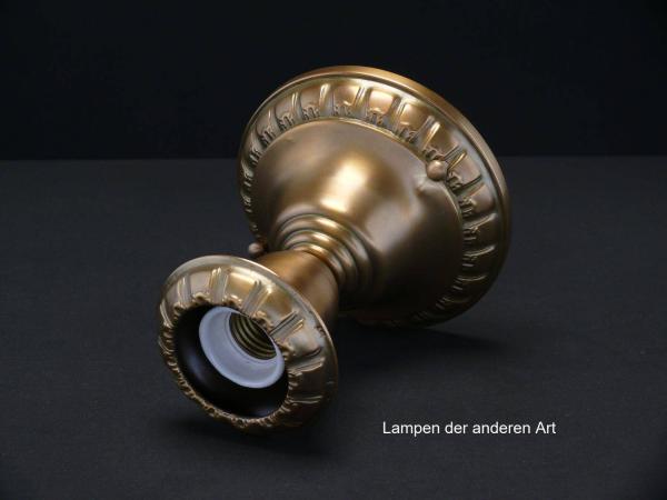 Jugendstil-Deckenlampenspot, Messing patiniert, originale E27-Messingfassung, becherförmige Kapsel als Blütenkelch, Glühlampe stellt die Blüte dar, seitlich