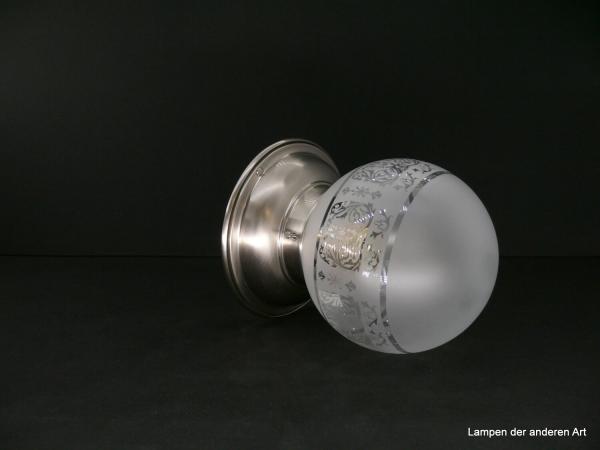 Kleine Art Deco-Deckenleuchte aus Messing matt vernickelt mit satiniertem Kugelschirm und Ätzdekor, Griffrand 8cm 1xE27/40W, liegend
