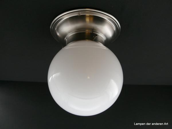 Kleine Art Deco-Deckenleuchte aus Messing matt vernickelt mit Kugelschirm in weiß Griffrand 8cm 1xE27/40W