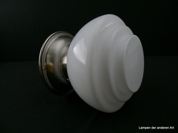 Kleine Art Deco-Deckenleuchte aus Messing matt vernickelt mit bauchigem, im unteren Teil getreppten Schirm in weiß Griffrand 8cm 1xE27/40W, liegend