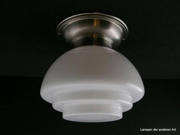 Kleine Art Deco-Deckenleuchte aus Messing matt vernickelt mit bauchigem, im unteren Teil getreppten Schirm in weiß Griffrand 8cm 1xE27/40W