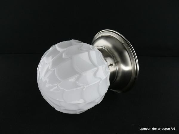 Kleine Art Deco-Deckenleuchte aus Messing matt vernickelt mit glänzend weißer Kugel, schuppenartige Oberfläche, einer Artischocke ähnlich, Griffrand 8cm, 1xE27/40W, liegend
