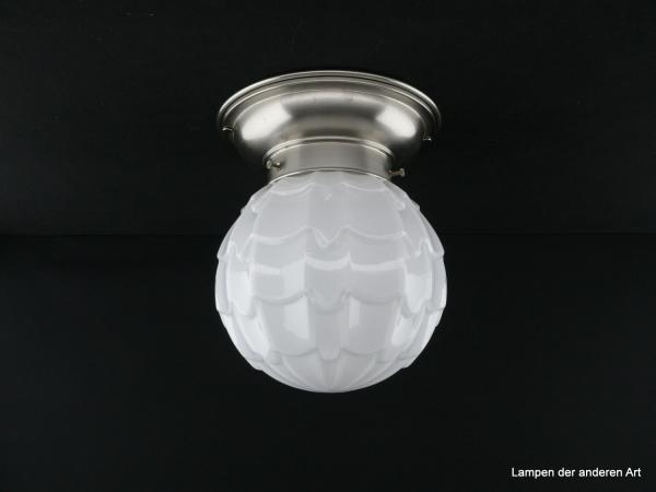 Kleine Art Deco-Deckenleuchte aus Messing matt vernickelt mit glänzend weißer Kugel, schuppenartige Oberfläche, einer Artischocke ähnlich, Griffrand 8cm, 1xE27/40W