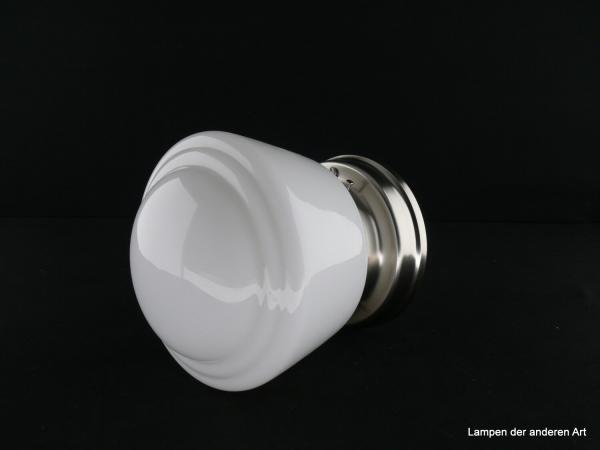 Kleine Art Deco-Deckenleuchte aus Messing matt vernickelt mit konisch geweitetem Schirm in weiß glänzend, Griffrand 8cm 1xE27/40W, liegend