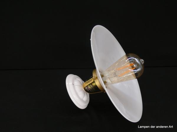 Jugendstil Deckenlampe mit Porzellanfuß und flachem alten weißen Kegelschirm Griff-Rand 6cm 1xE27/60W liegend
