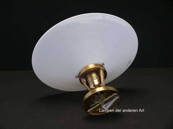 Jugensdstil Deckenlampe aus hell patiniertem Messing und gebrauchtem flachen weißen Schirm Griff-Rand 6cm 1xE27/60W, von unten