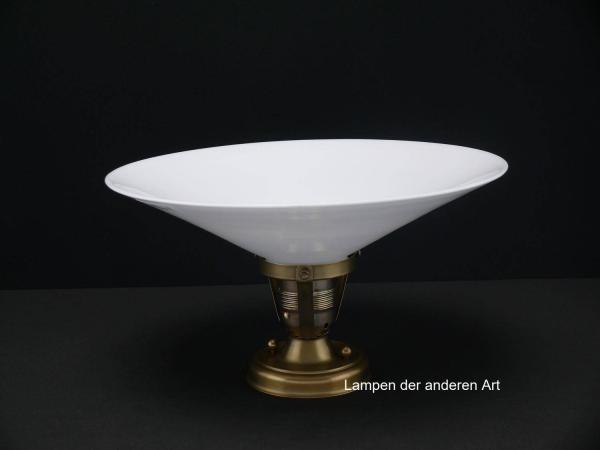 Jugensdstil Deckenlampe aus hell patiniertem Messing und gebrauchtem flachen weißen Schirm Griff-Rand 6cm 1xE27/60W