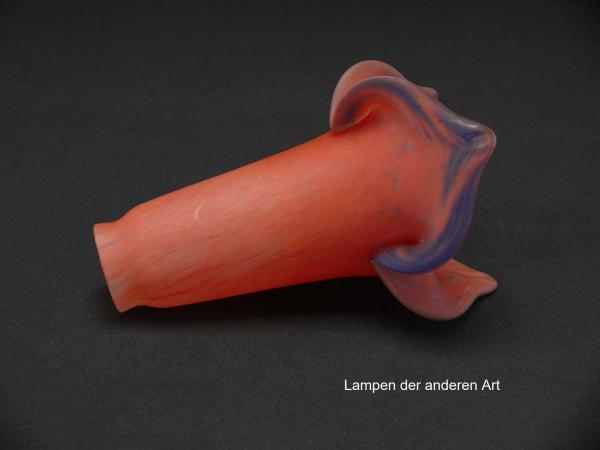 Jugendstil Lampenschirm gebraucht, der Form einer Lilienblüte nachempfunden, mehrfarbiges Glas pate de verre, schmaler Schaft in Rottönen, aufgezogener gekerbter Rand in blau und wenig rot, Ersatzschirm D: ca.12cm, H: ca.16cm, Glashalter Ø 4cm, liegend