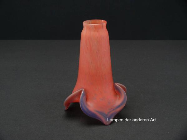 Jugendstil Lampenschirm gebraucht, der Form einer Lilienblüte nachempfunden, mehrfarbiges Glas pate de verre, schmaler Schaft in Rottönen, aufgezogener gekerbter Rand in blau und wenig rot, Nostalgie Ersatzschirm D: ca.12cm, H: ca.16cm, Glashalter Ø 4cm