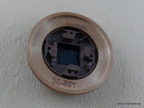 Garby Aus-Wechsel Porzellandrehschalter schwarz im Einfachrahmen Massivholz Buche honigfarben, von hinten