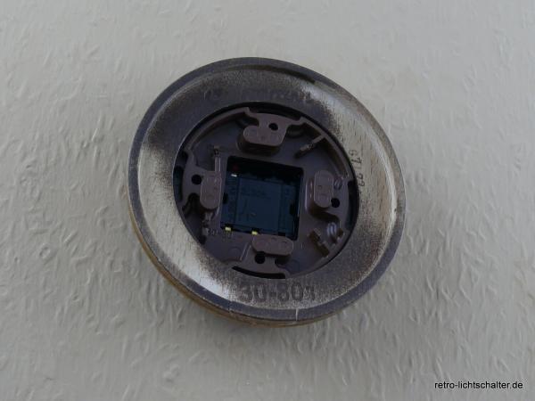 Garby Aus-Wechsel Porzellandrehschalter schwarz im Einfachrahmen Holz Buche gealtert, von hinten