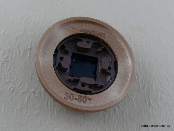 Garby Aus-Wechsel Porzellandrehschalter weiß im Einfachrahmen Holz Buche honigfarben, von hinten