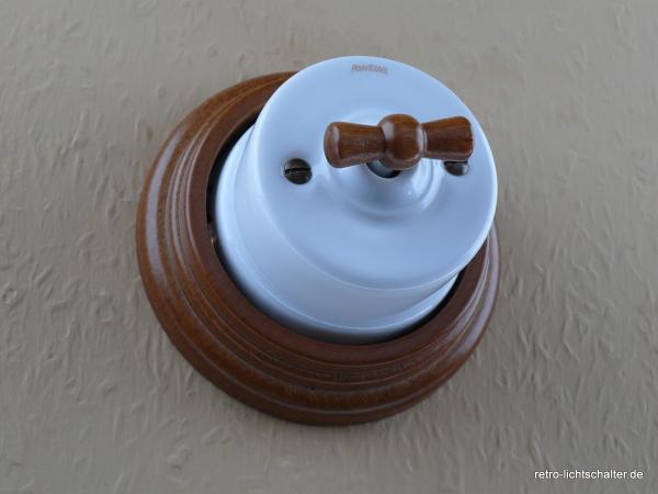 Garby Aus-Wechsel Porzellandrehschalter weiß im Einfachrahmen Holz Buche honigfarben, von vorn