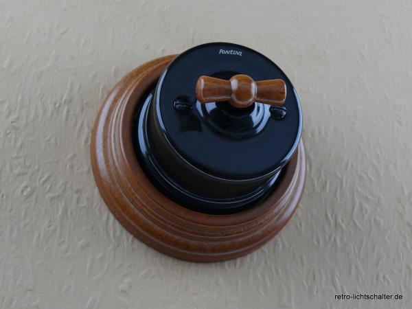 Garby Aus-Wechsel Porzellandrehschalter schwarz im Einfachrahmen Massivholz Buche honigfarben, von vorn