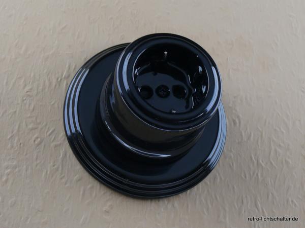 Garby Schukosteckdose Porzellan schwarz im Einfachrahmen Porzellan schwarz, von vorn