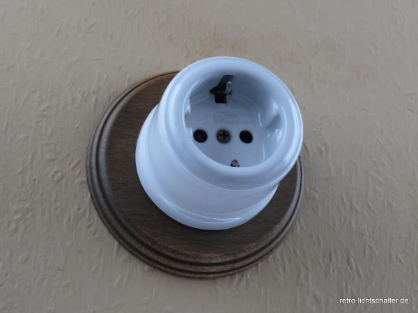 Garby Schukosteckdose Porzellan weiß im Einfachrahmen Holz Buche gealtert, von vorn