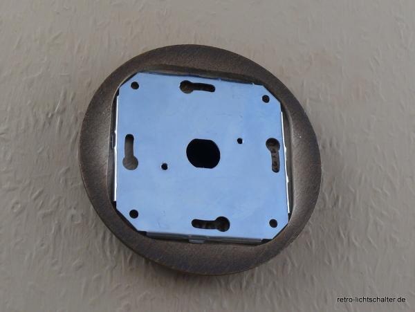 Garby Schukosteckdose Porzellan weiß im Einfachrahmen Holz Buche gealtert, von hinten