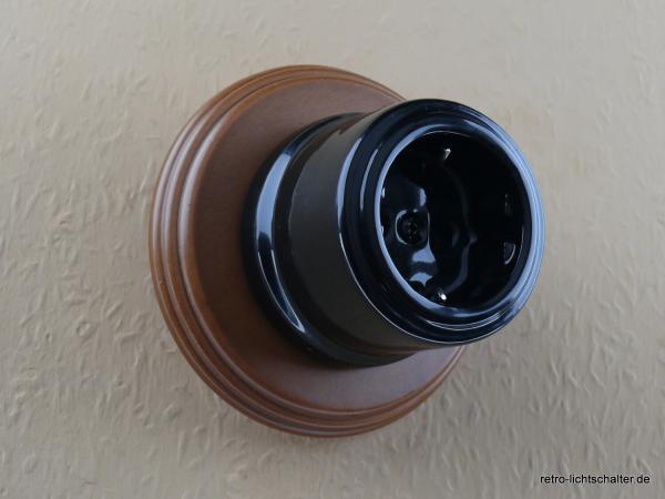 Garby Schukosteckdose Porzellan schwarz im Einfachrahmen Holz Buche honigfarben