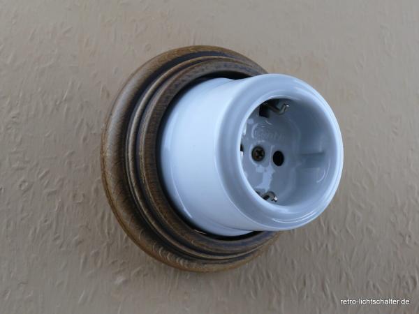 Garby Schukosteckdose Porzellan weiß im Einfachrahmen Holz Buche gealtert