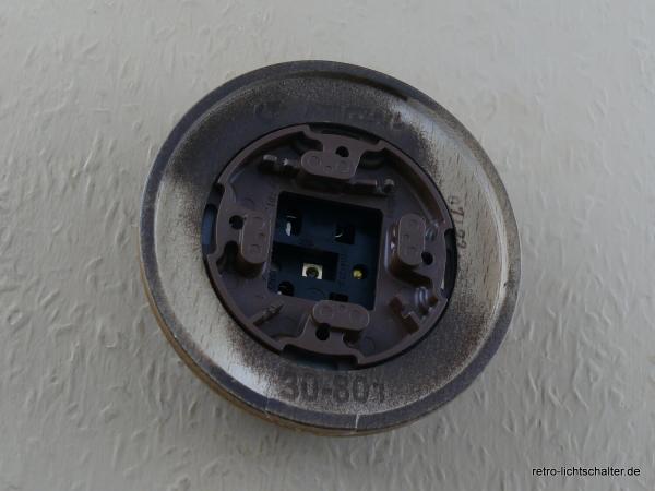 Garby Schukosteckdose Porzellan weiß im Einfachrahmen Holz Buche gealtert, von hinten