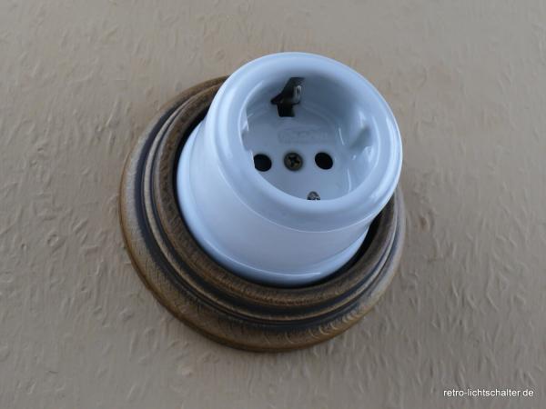 Garby Schukosteckdose Porzellan weiß im Einfachrahmen Holz Buche gealtert, von vorn