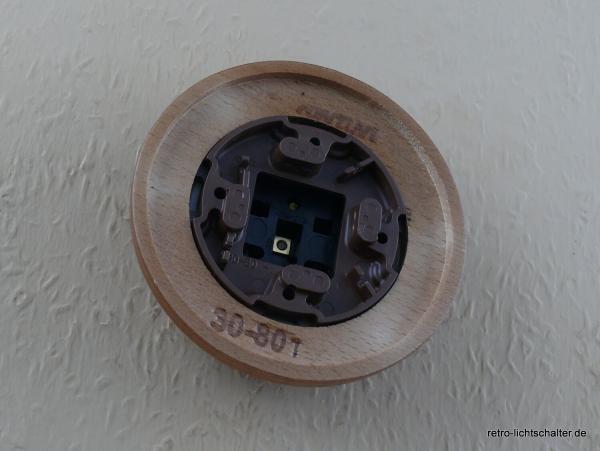 Garby Schukosteckdose Porzellan weiß im Einfachrahmen Holz Buche honigfarben, von hinten